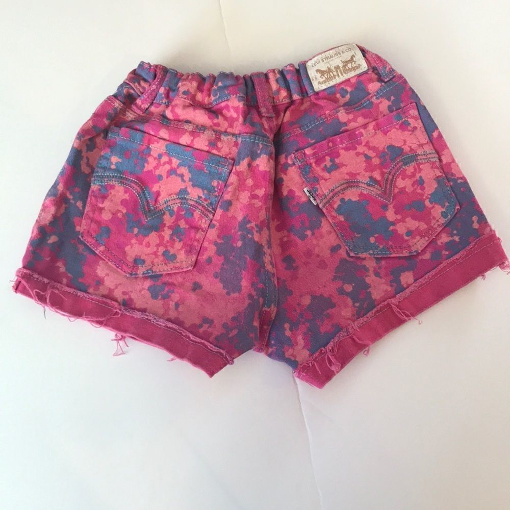 ✨Levi’s Shorty Short Pink paint splatter